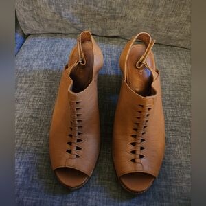 Artisan Clarks Tan Leather Size 9